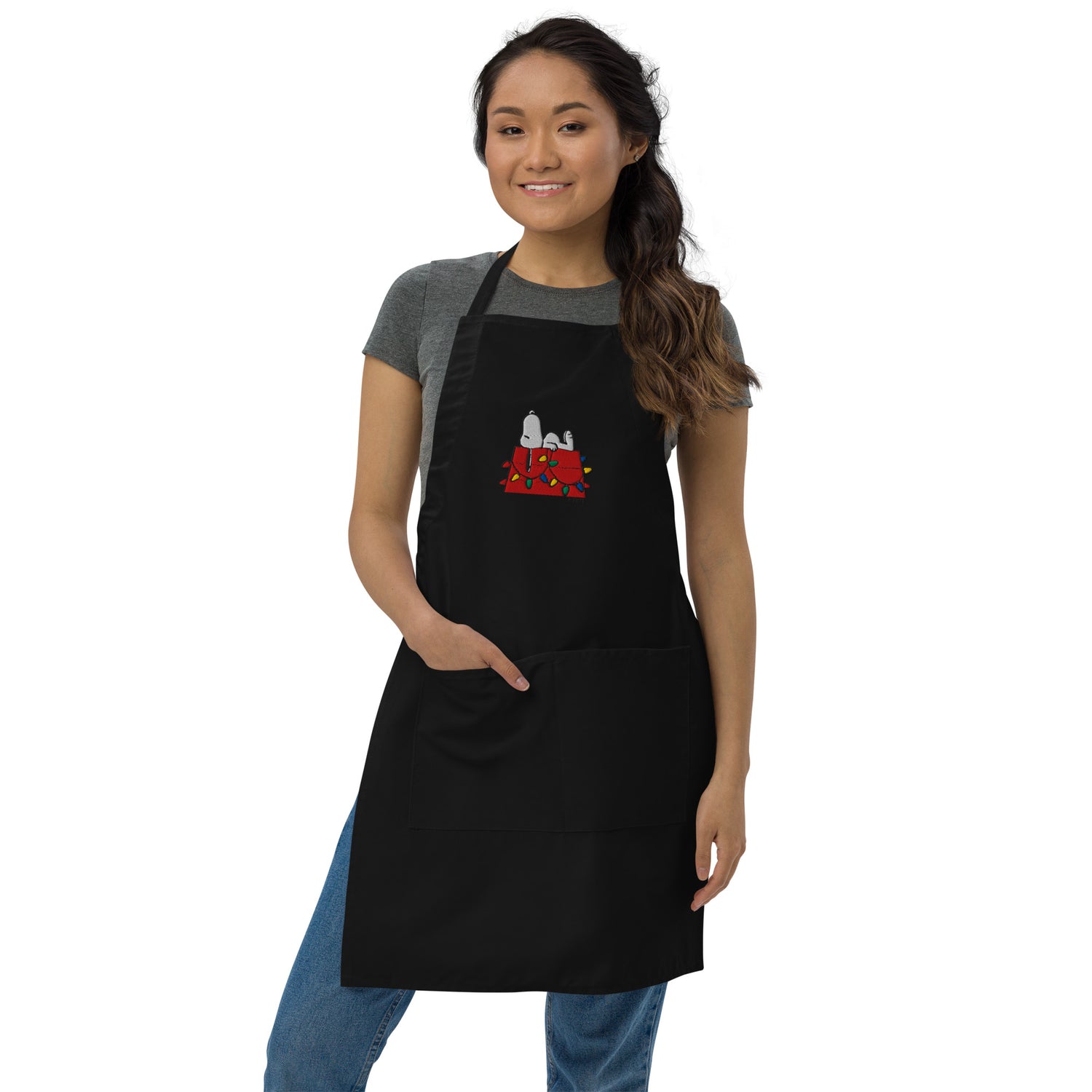 Front view of the apron highlighting the two spacious utility pockets
